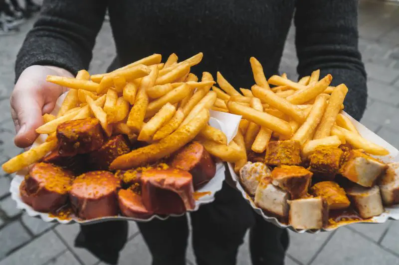 Pommes und Currywurst für Ausbilderin und Azubi