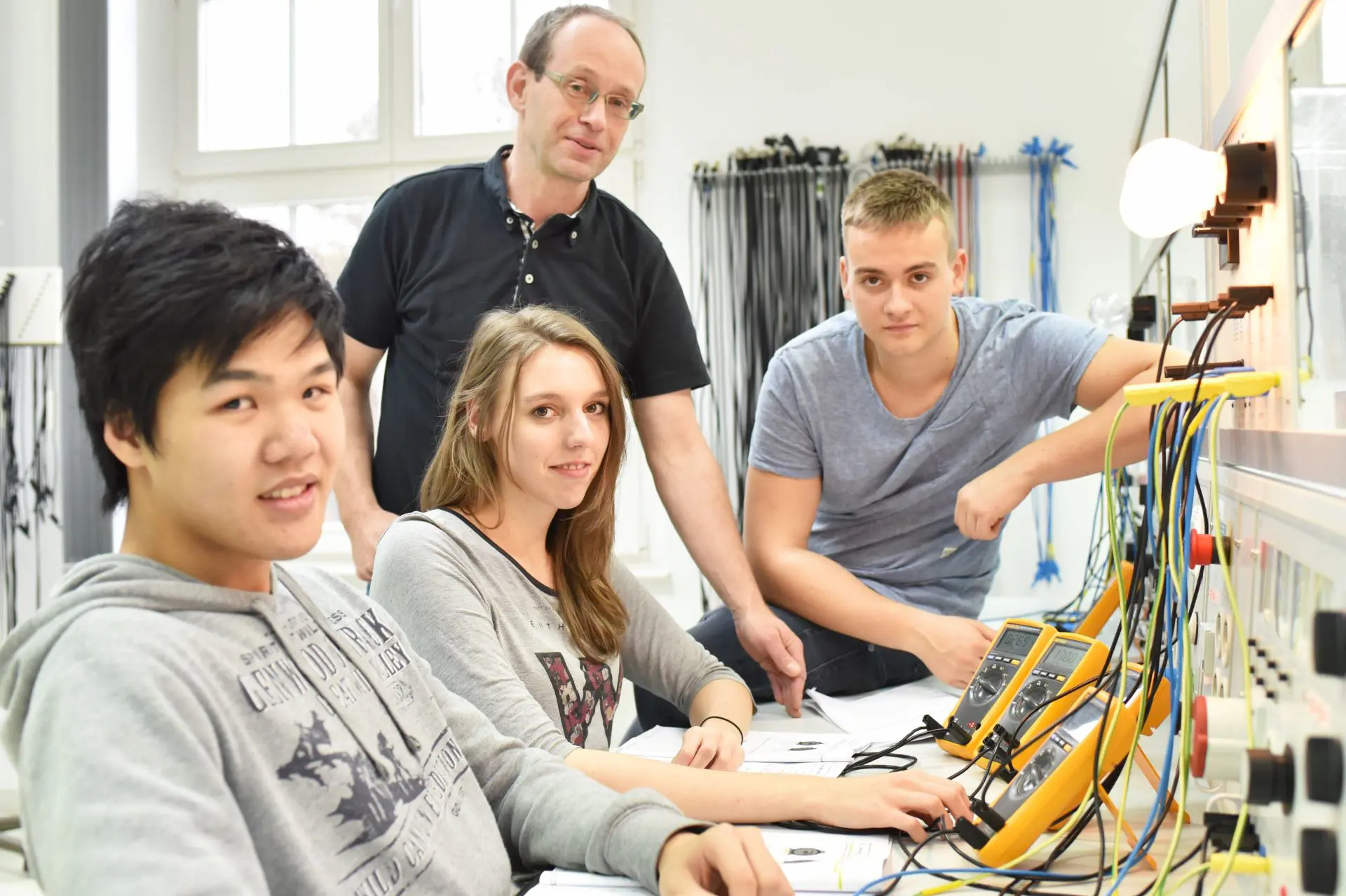 Berufsschülergruppe mit Lehrer in der Elektro-Klasse