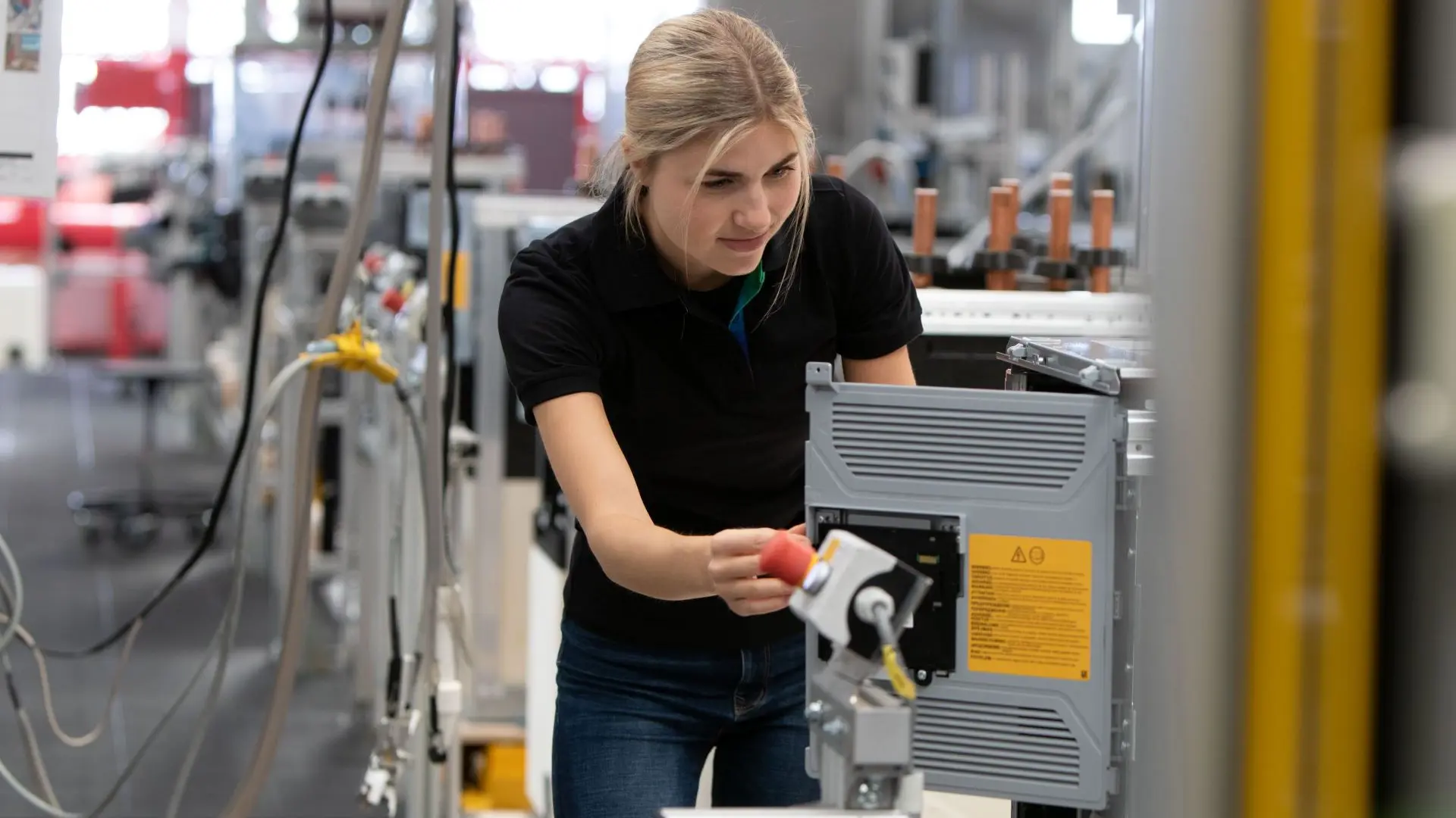 Wärmepumpenproduktion in Eibelshausen - junge weibliche Fachkraft in der Fertigung