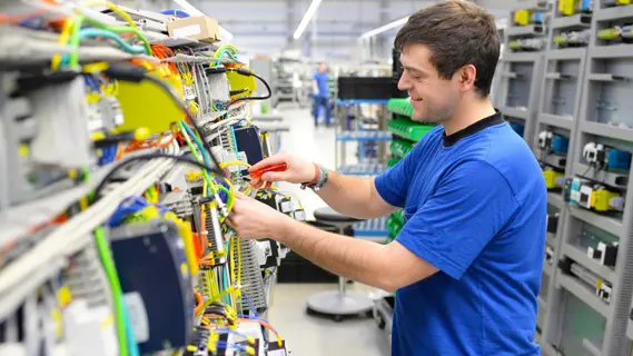Junge Fachkraft bei Elektroarbeiten