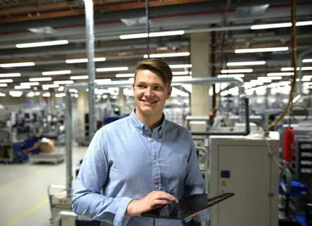 Fachinformatiker mit Tablet in der Werkhalle