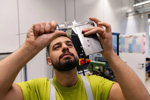 Industriemechaniker beim Vermessen eines Werkstücks