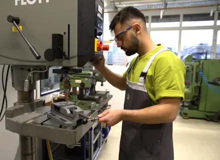 Industriemechaniker bei der Arbeit an einer Maschine