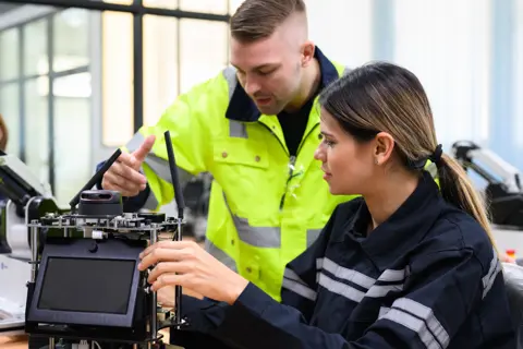 Junge Fachkräfte bei wartungstechnischen Arbeiten